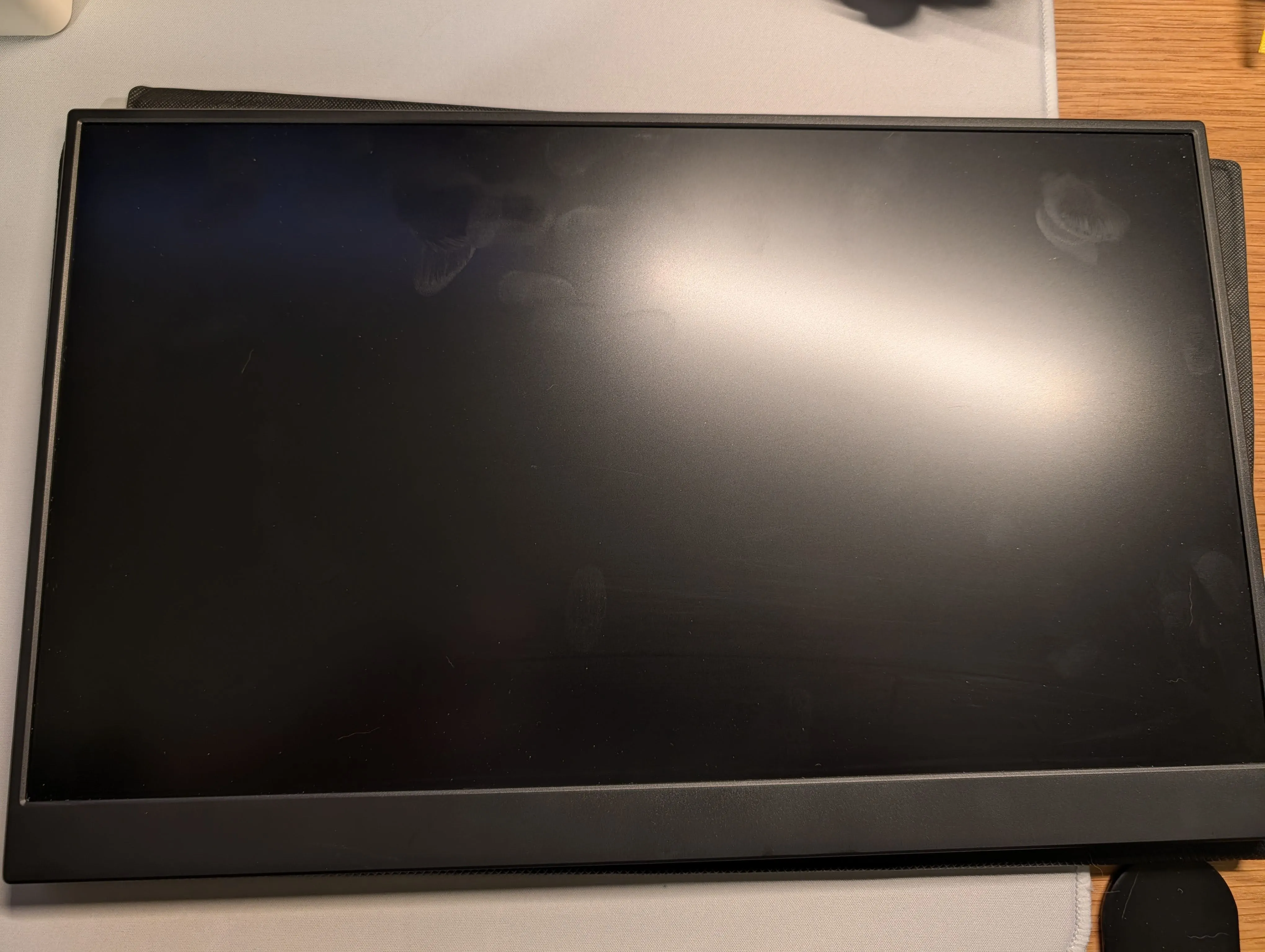 keeptime モバイルモニター 15.6インチ全体の外観。ノングレア。指紋が目立つ。